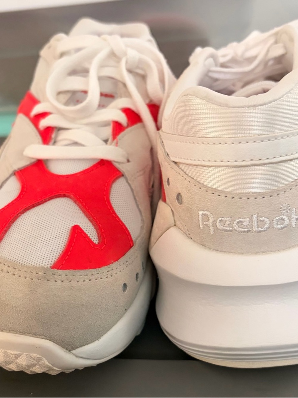 Reebok White Sneakers with Bright pink Accents sz 10.5.